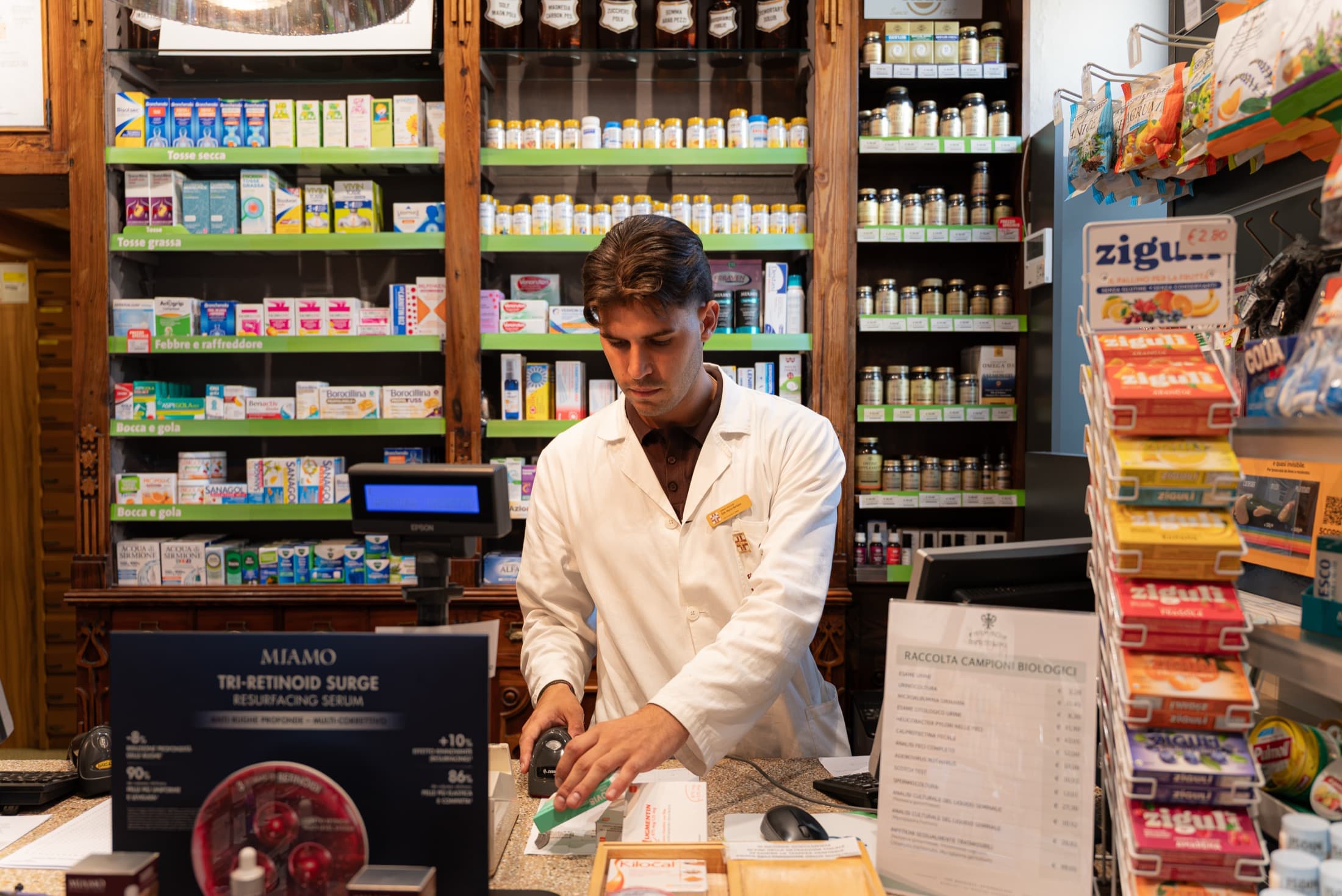 Il farmacista prepara una richiesta al banco