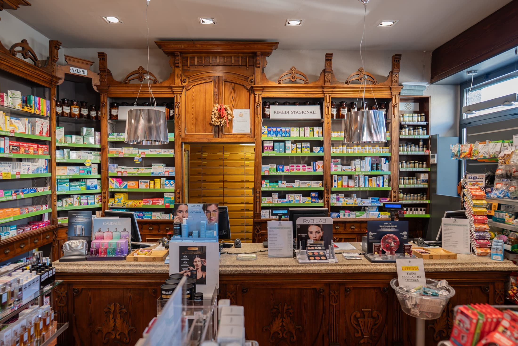 Gli arredi storici in legno della Farmacia Bertolini