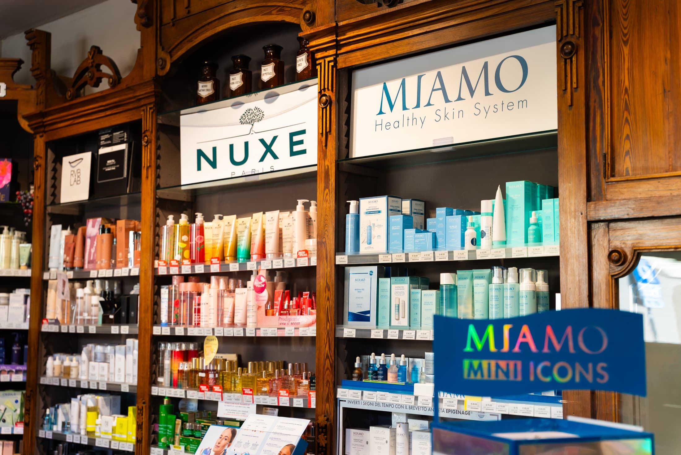 Il reparto dermocosmetico della Farmacia Bertolini